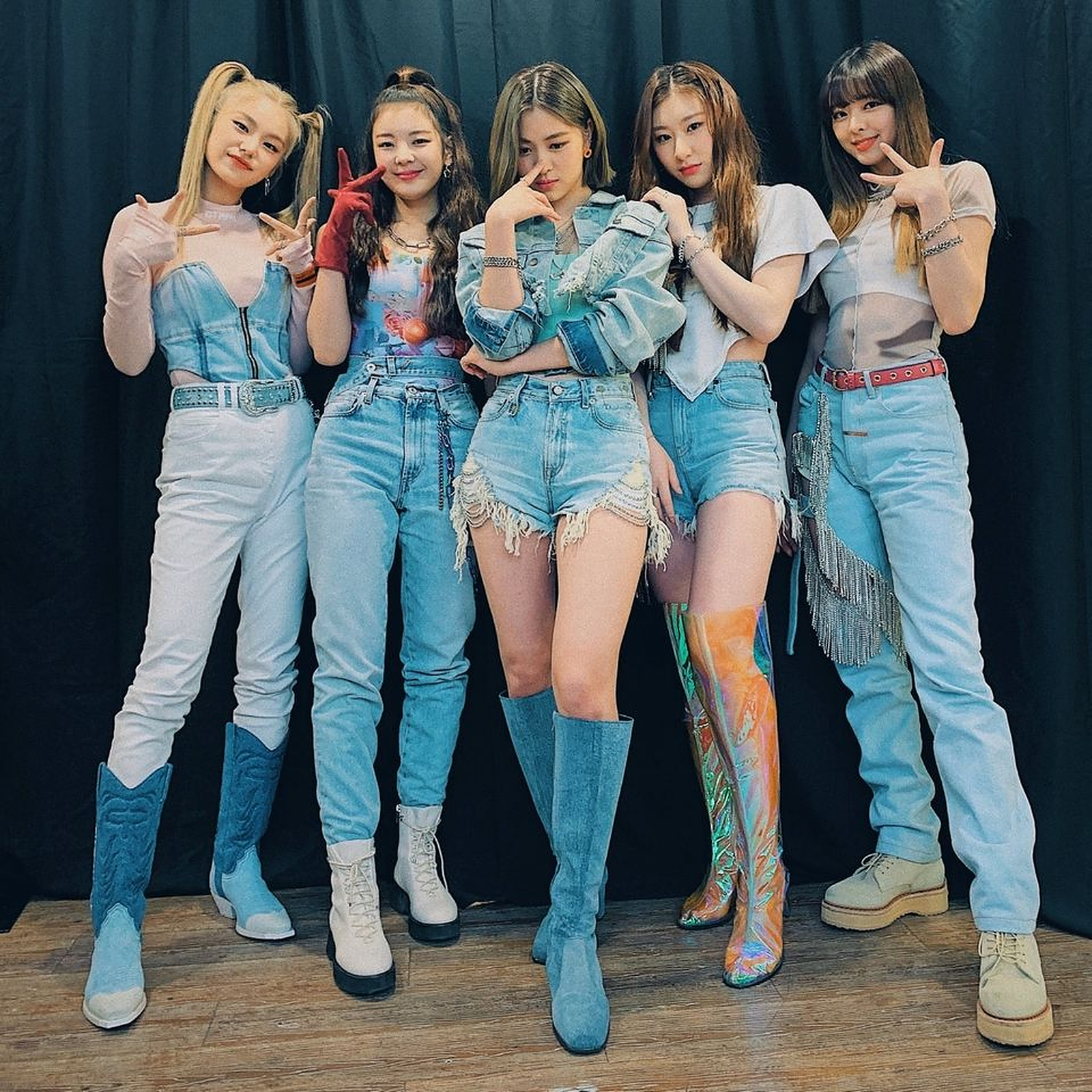 Sarah super shy. Kpop группа Itzy. Itzy участницы. Itzy группа участники. Itzy участницы wanna be.